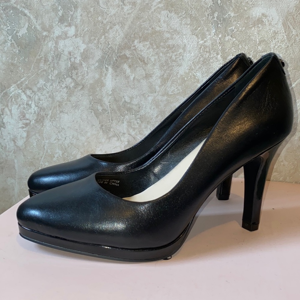Black 7 1/2 Tahari Heels